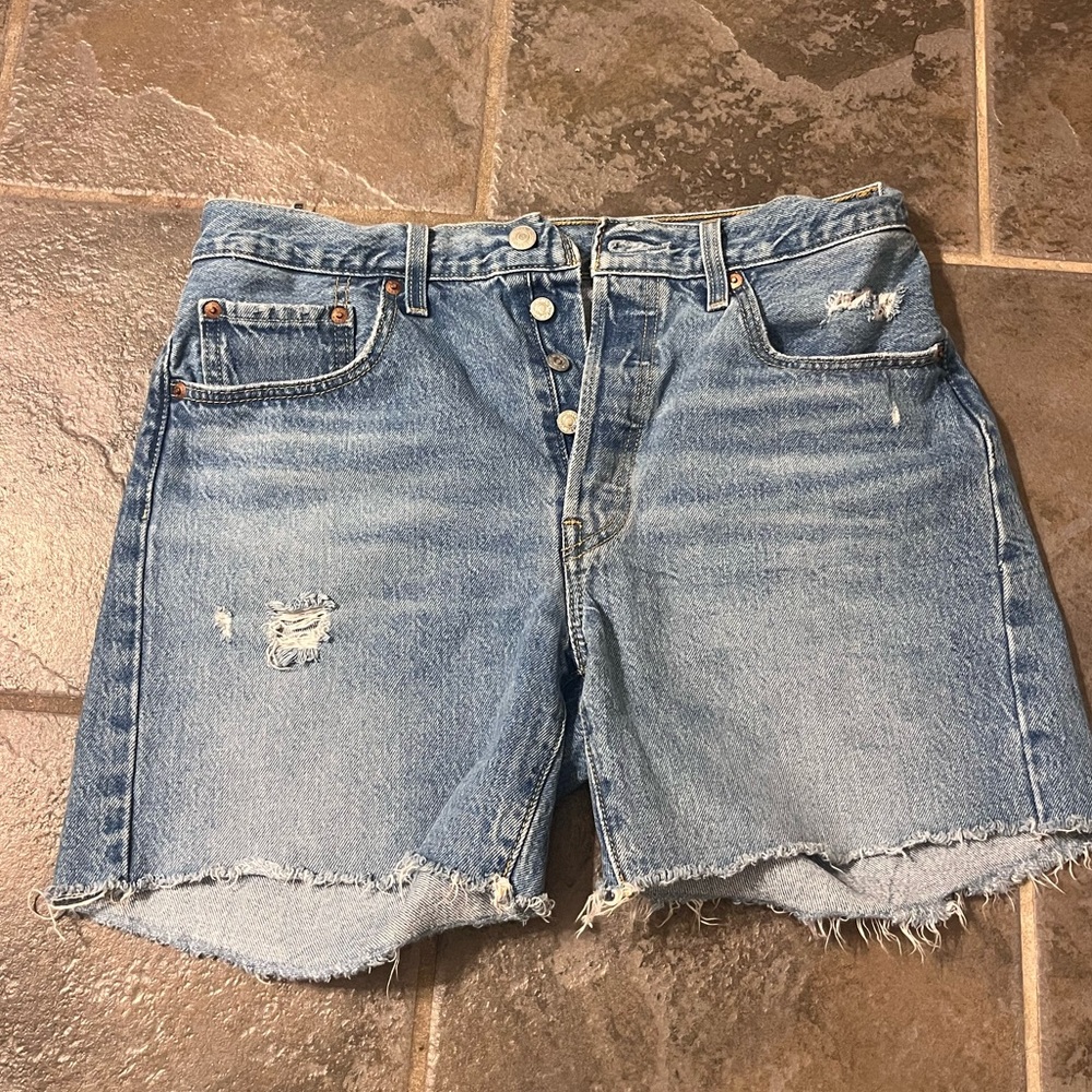 LEVIS 501 mid thigh cut off short 30